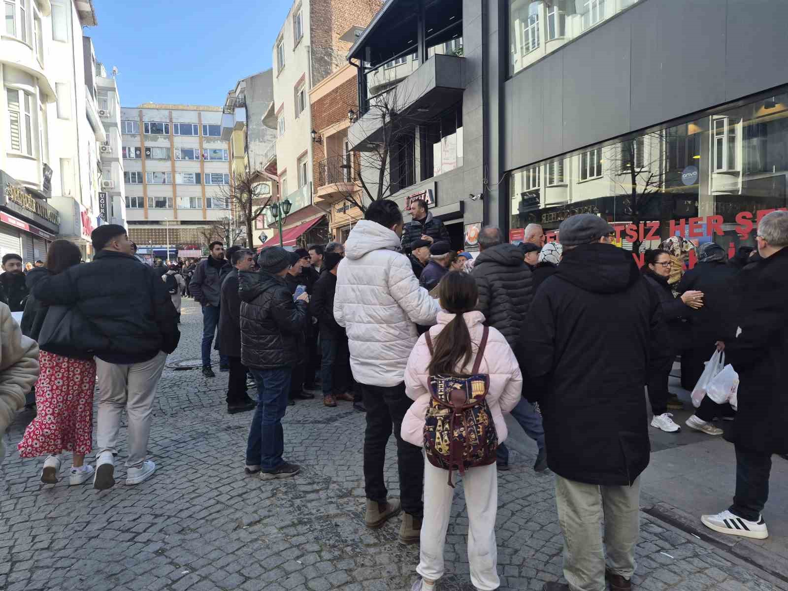 Vatandaşlar indirim için metrelerce kuyruk oluşturdu
