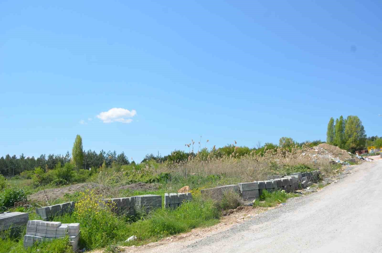 Vatandaşlardan yol kenarına dökülen hafriyatlara tepki
