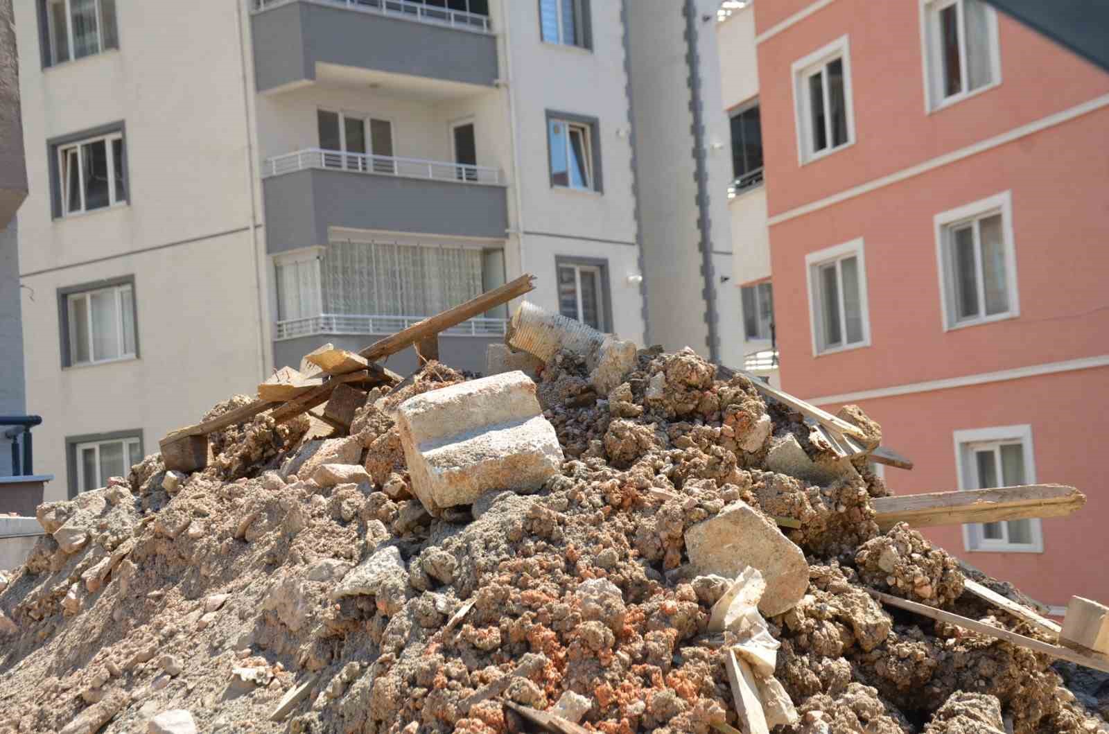 Vatandaşlardan yol kenarına dökülen hafriyatlara tepki
