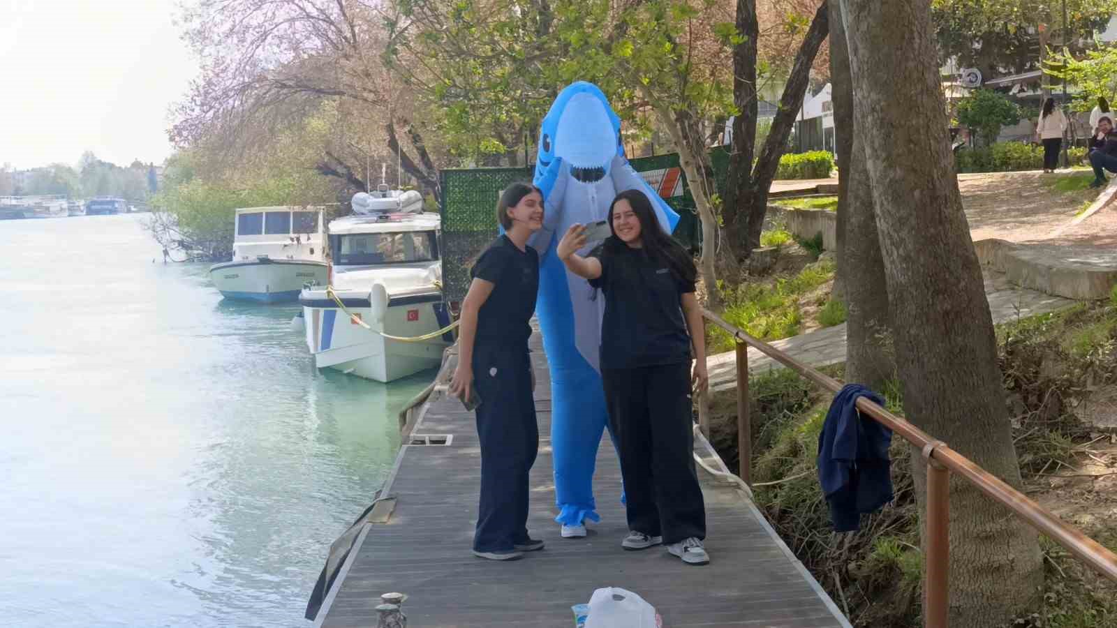 Vatandaşları eğlendirmek için köpek balığı kostümüyle Manavgat sokaklarında dolaşıyor
