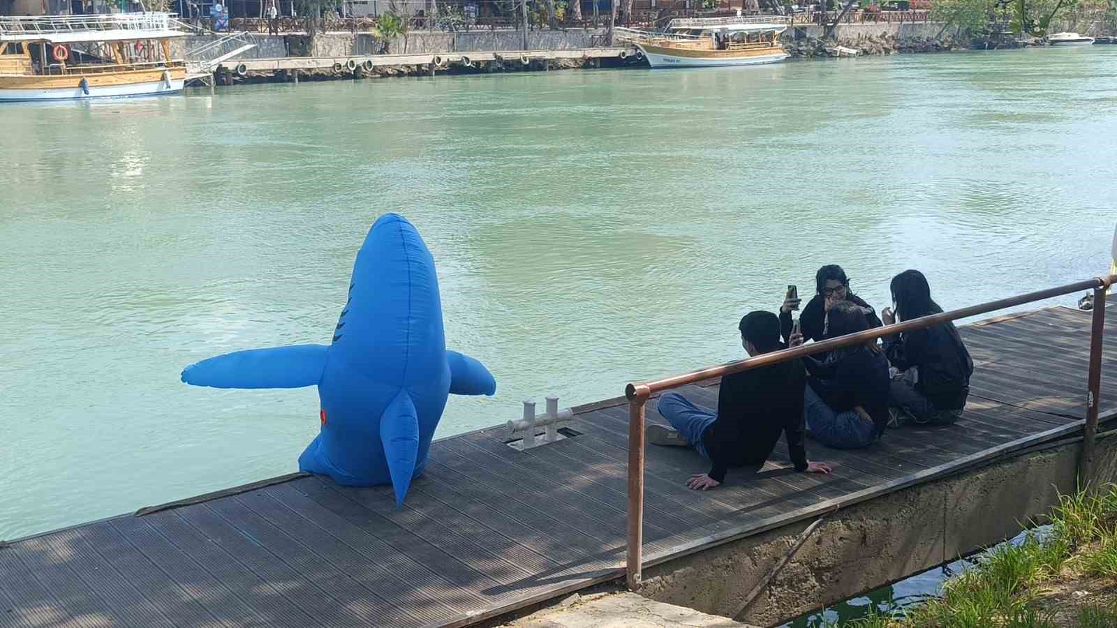 Vatandaşları eğlendirmek için köpek balığı kostümüyle Manavgat sokaklarında dolaşıyor
