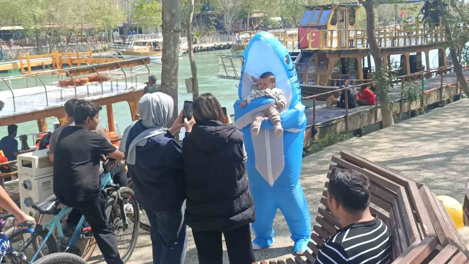 Vatandaşları eğlendirmek için köpek balığı kostümüyle Manavgat sokaklarında dolaşıyor
