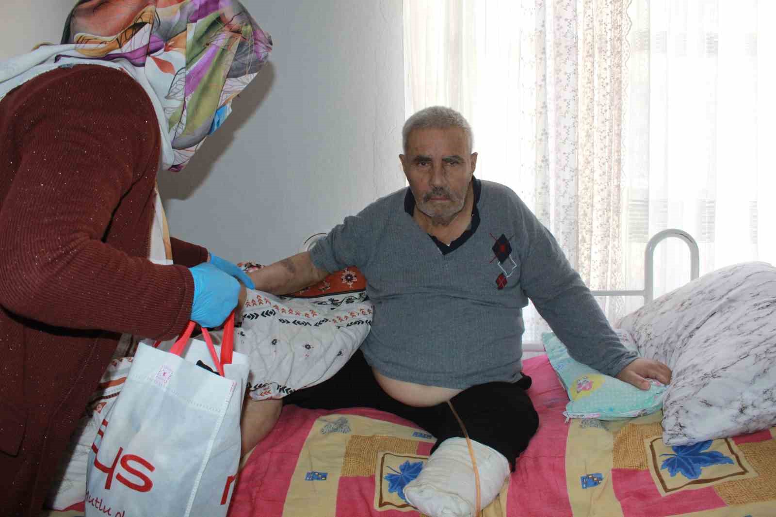 Vefakar gelin, 10 yıldır ayağı olmayan yatalak kayınpederine bakıyor
