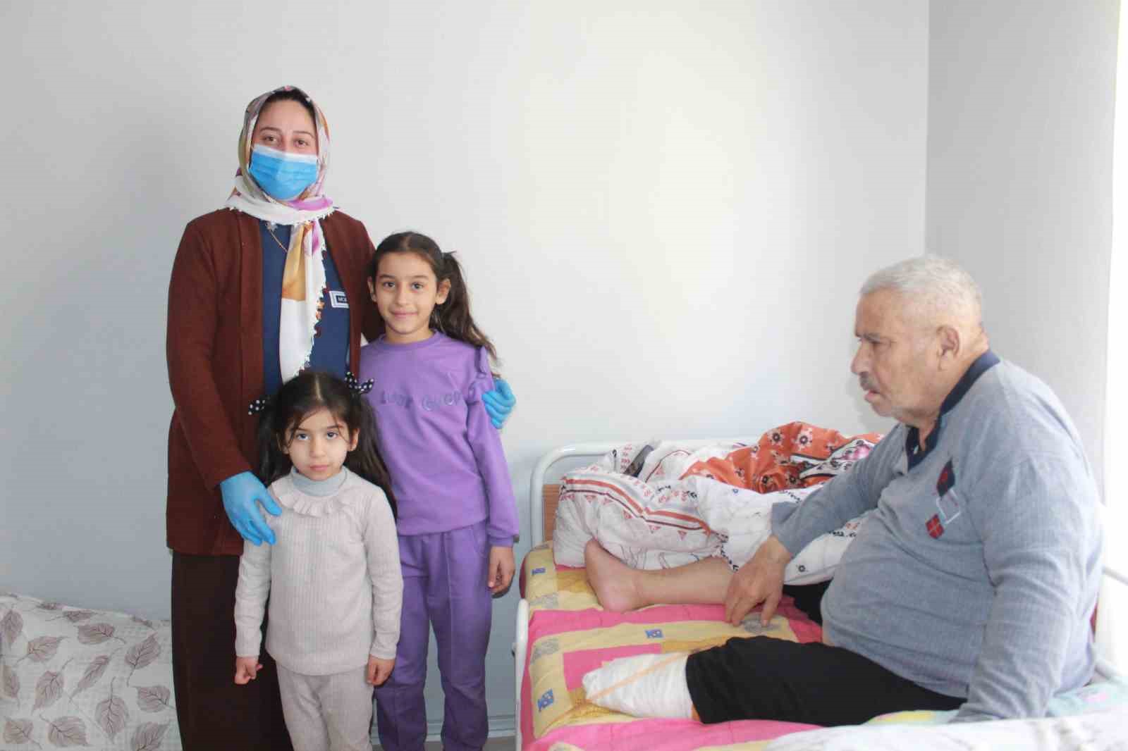 Vefakar gelin, 10 yıldır ayağı olmayan yatalak kayınpederine bakıyor
