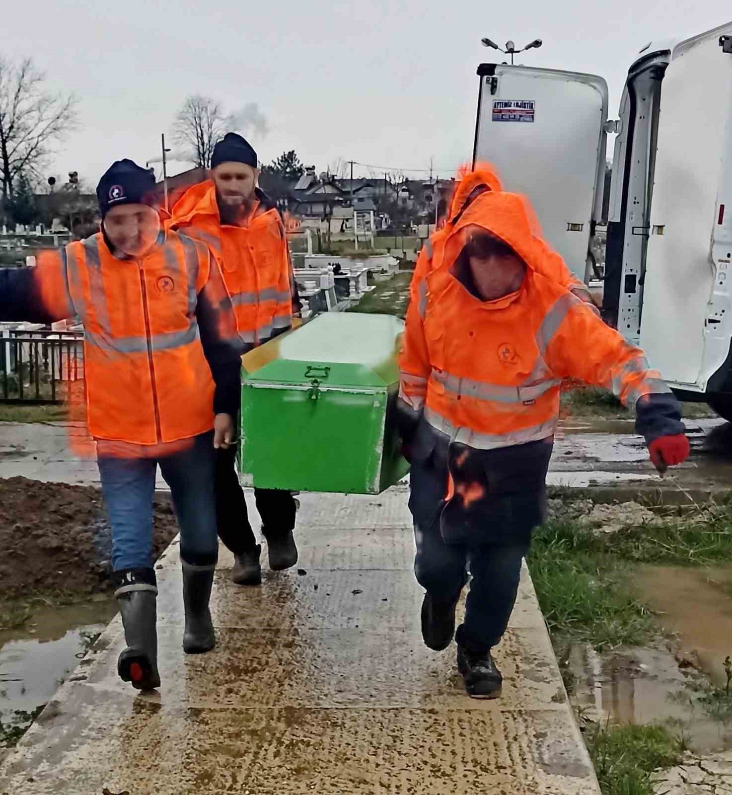 Vefat eden kaçak göçmenler Düzce’de defnedildi
