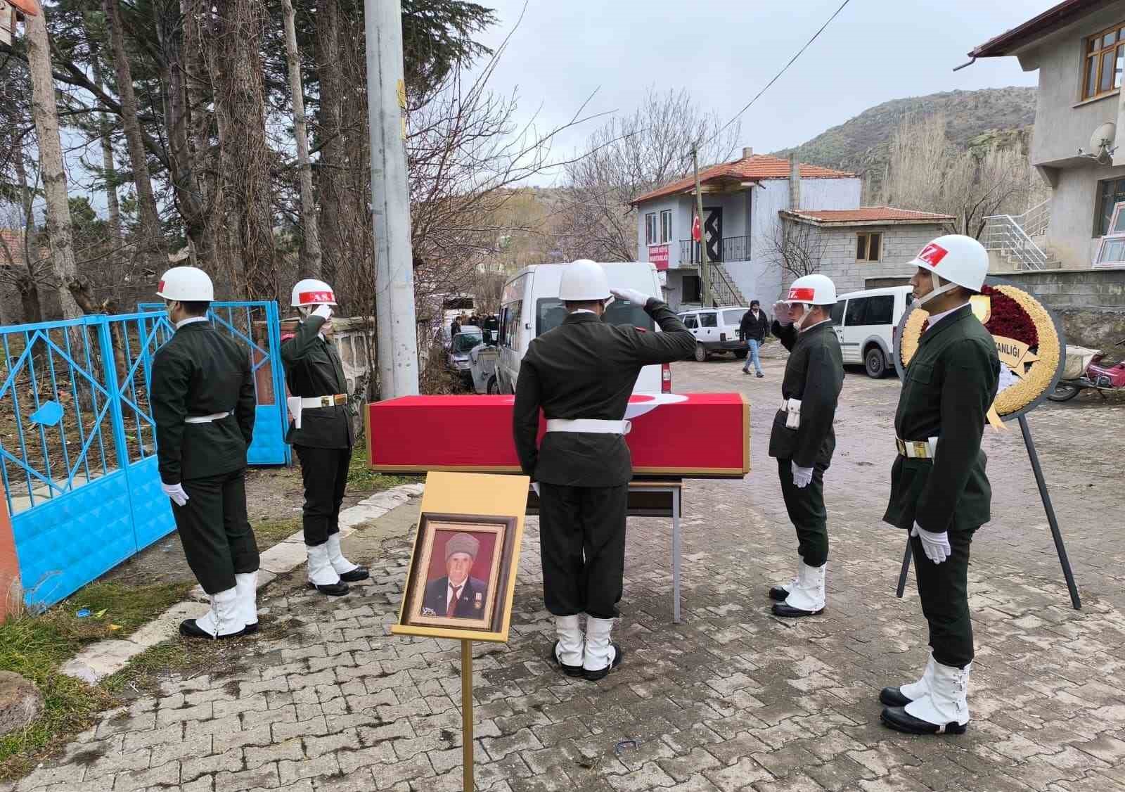Vefat eden Kıbrıs gazisi askeri törenle toprağa verildi
