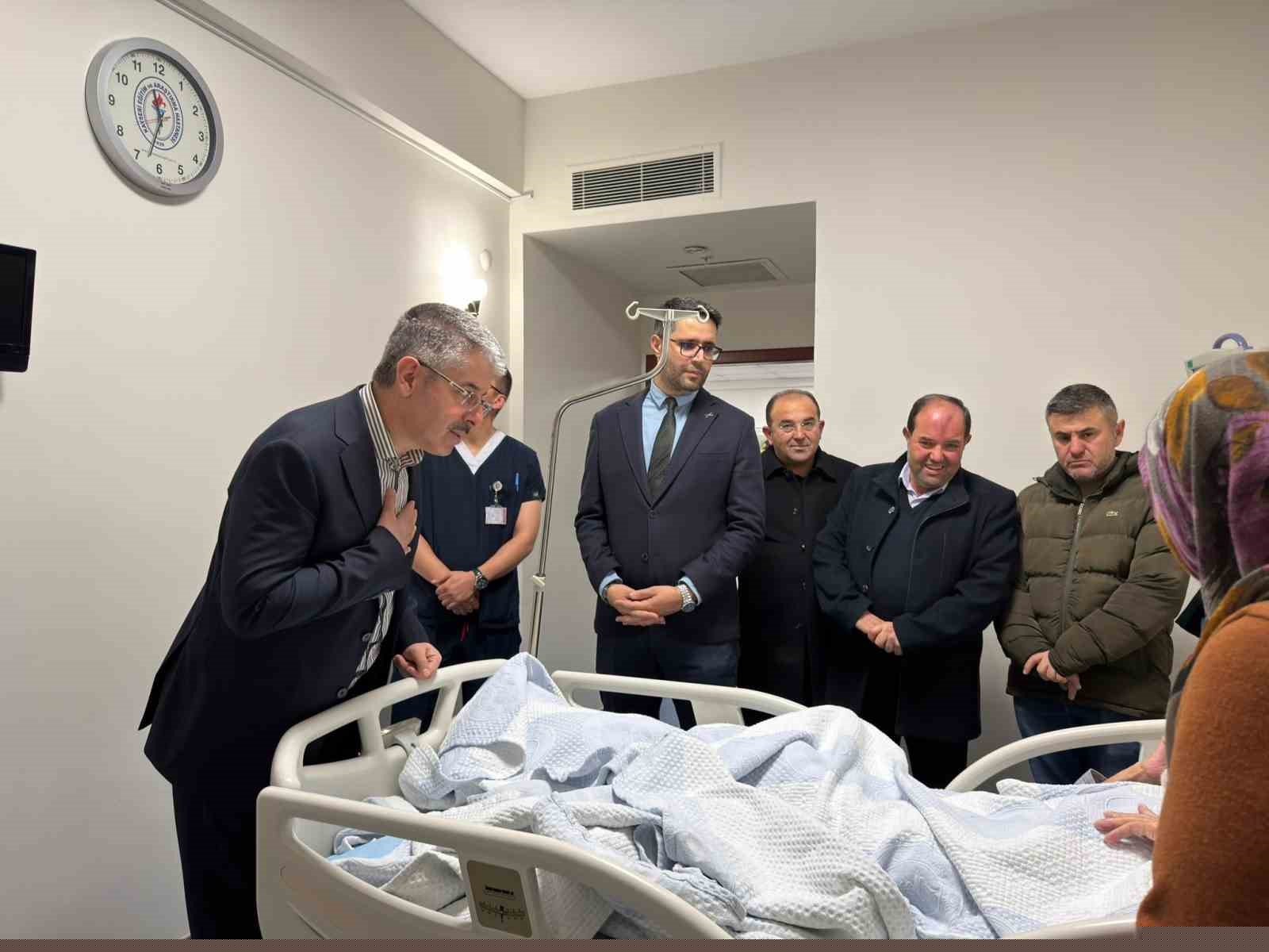 Vekil Çopuroğlu, gece yarısı hastane ziyareti yaptı
