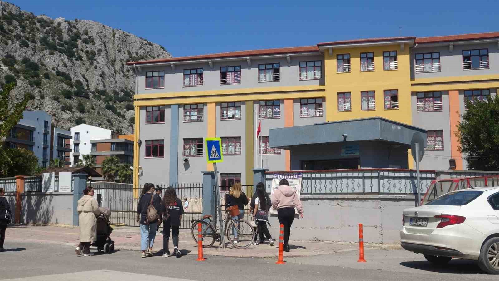 Veliler öğrenciyi darp ettiği iddia edilen öğretmene destek için okul önünde toplandılar
