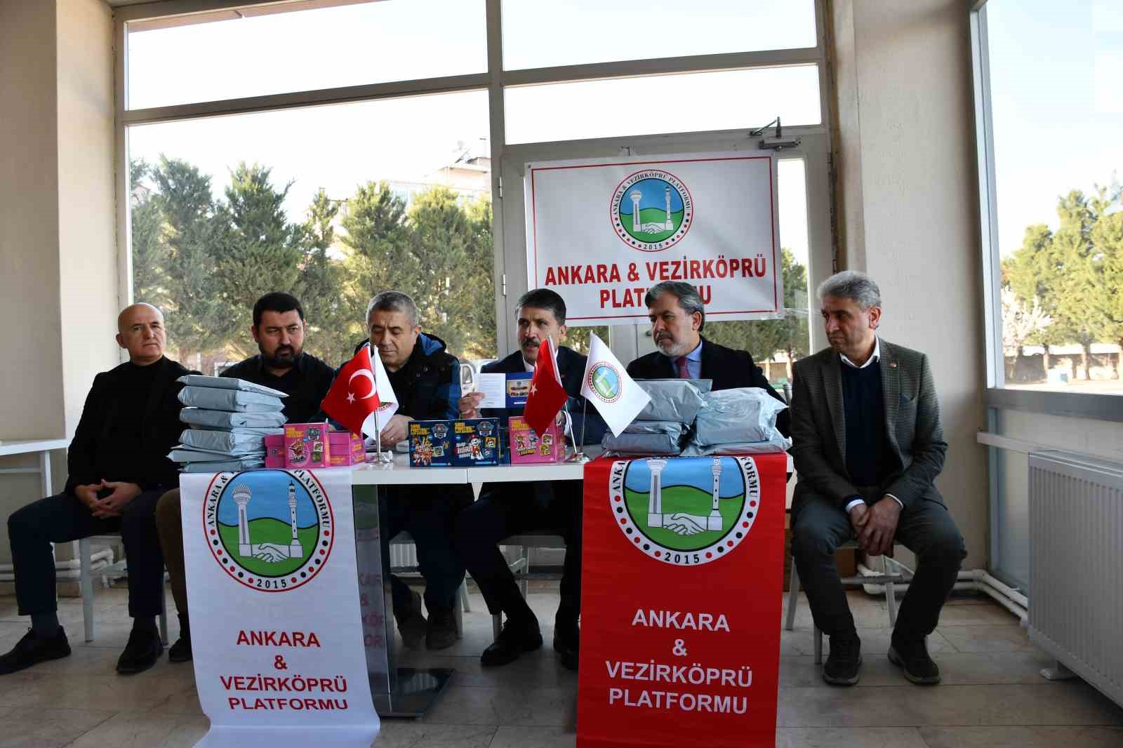 Vezirköprü’de 555 öğrenciye bayramlık
