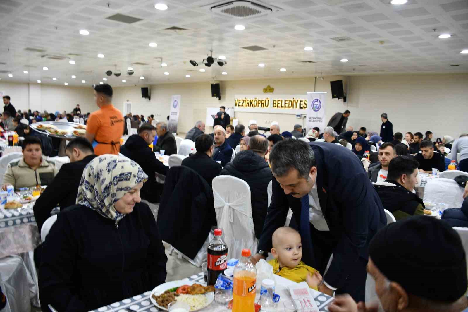 Vezirköprü’de şehit yakınları ve gaziler iftarda ağırlandı
Vezirköprü’de şehit yakınları ve gaziler iftarda ağırlandı