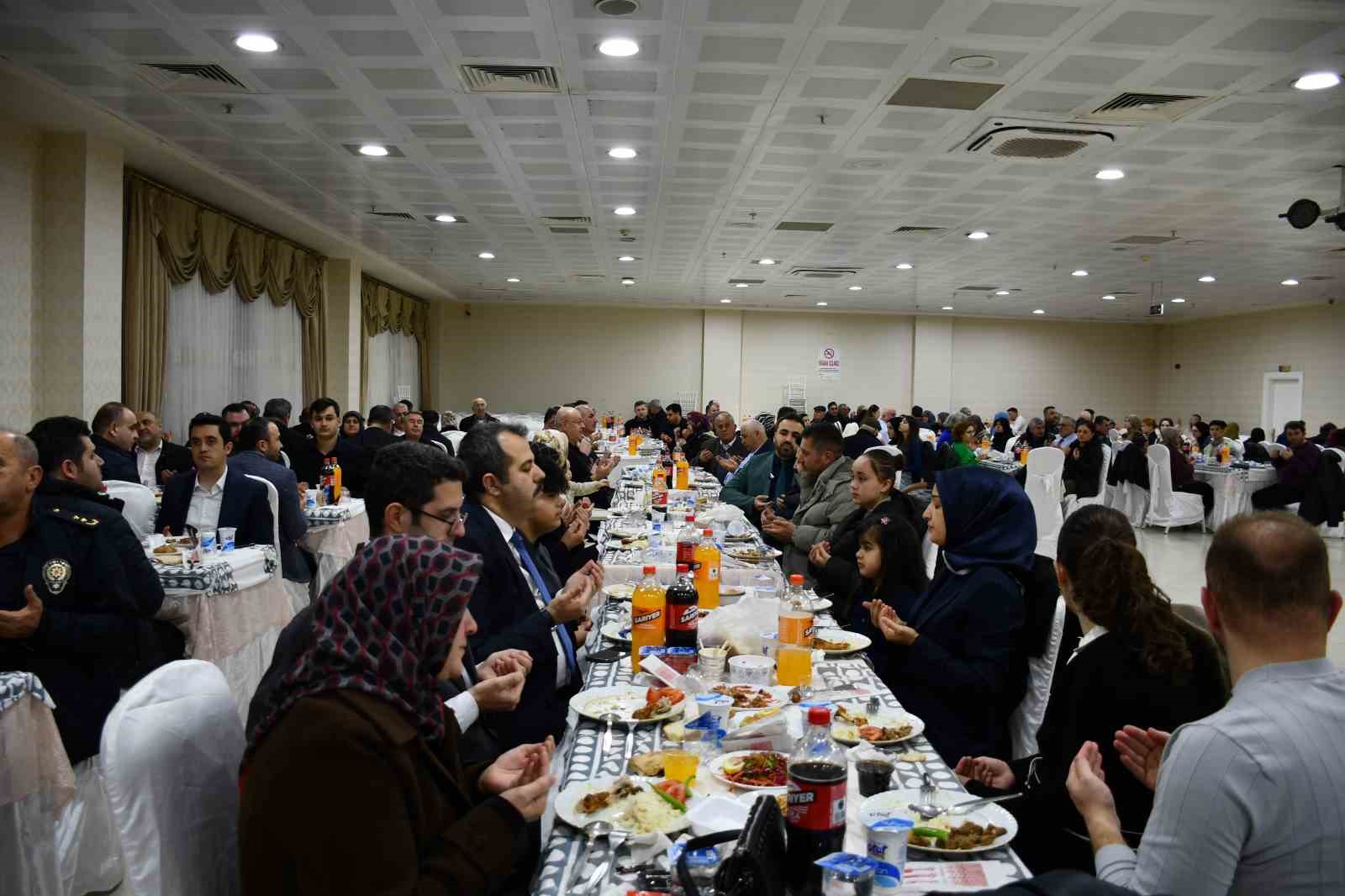 Vezirköprü’de şehit yakınları ve gaziler iftarda ağırlandı
Vezirköprü’de şehit yakınları ve gaziler iftarda ağırlandı