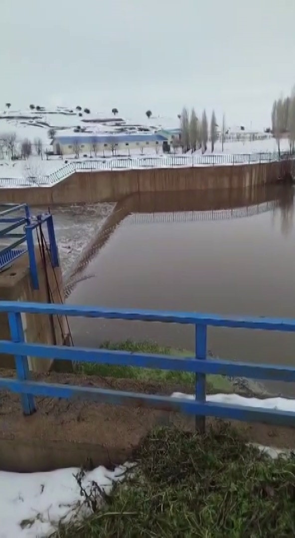 Vicdanları tonlarca suyun boşa akmasına izin vermedi, DSİ’nin yapması gerekeni kendileri yaptı
