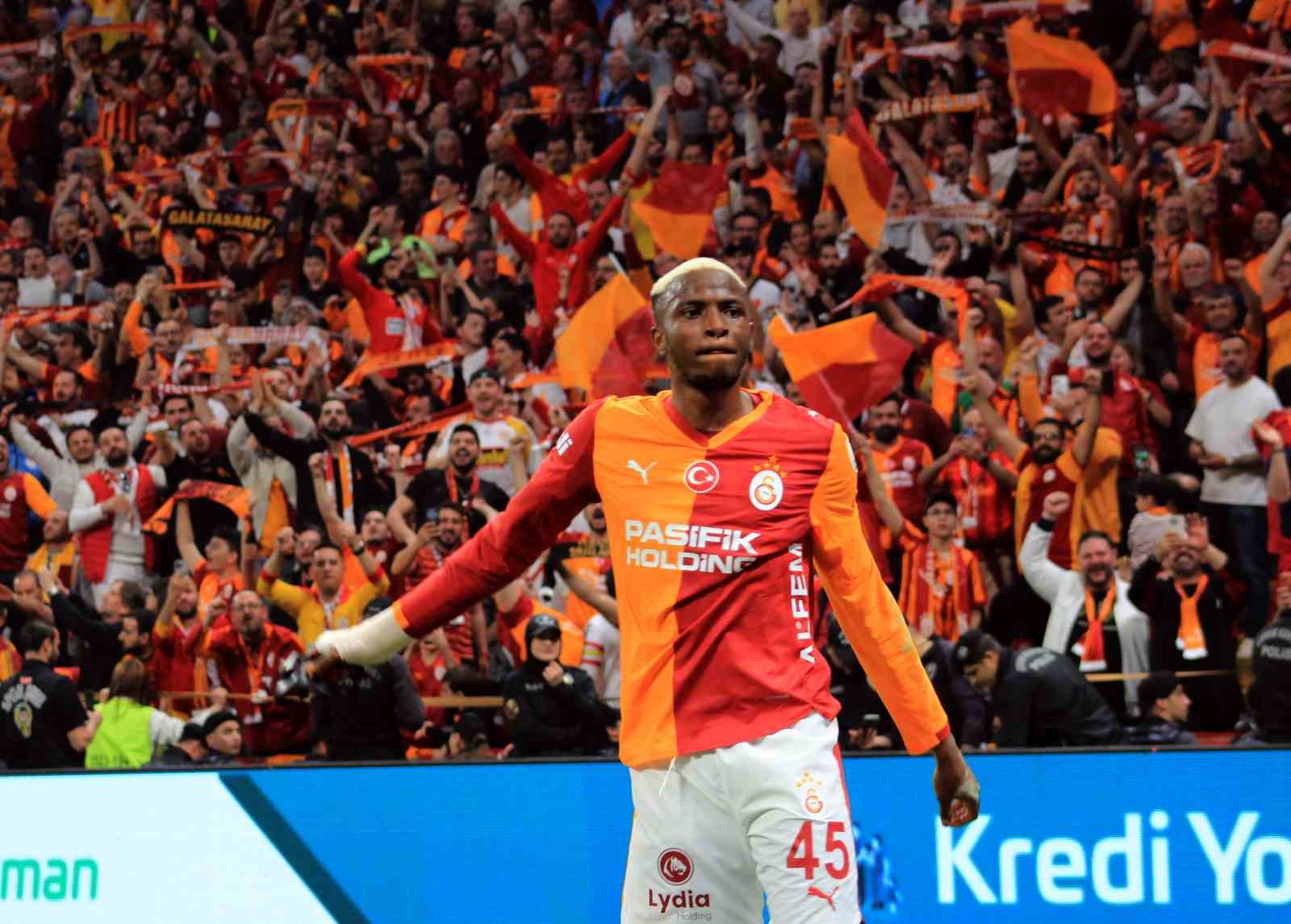 Victor Osimhen bu sezonki 20. golünü attı
