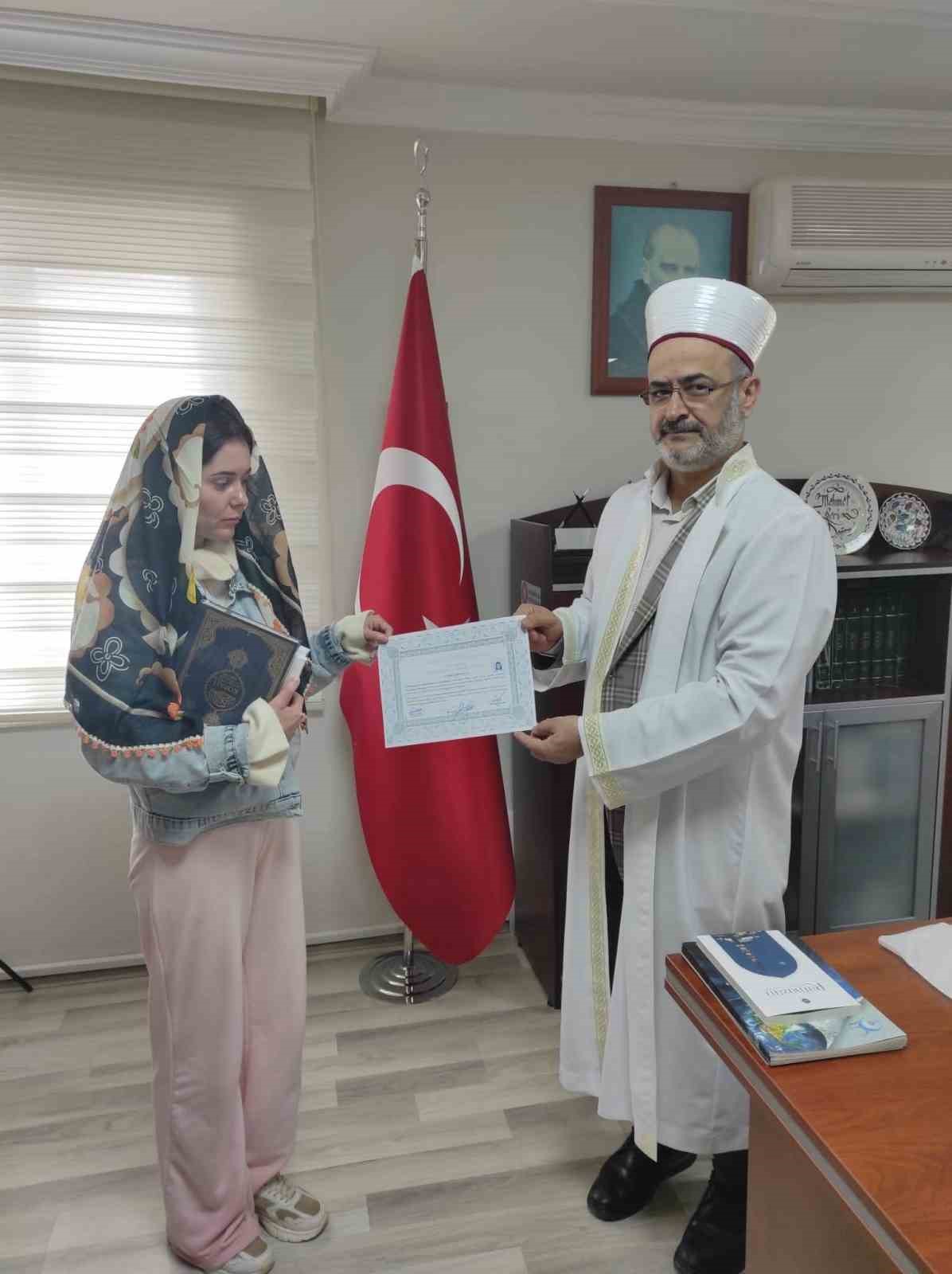 Viktoria müslüman oldu, Amine ismini aldı
