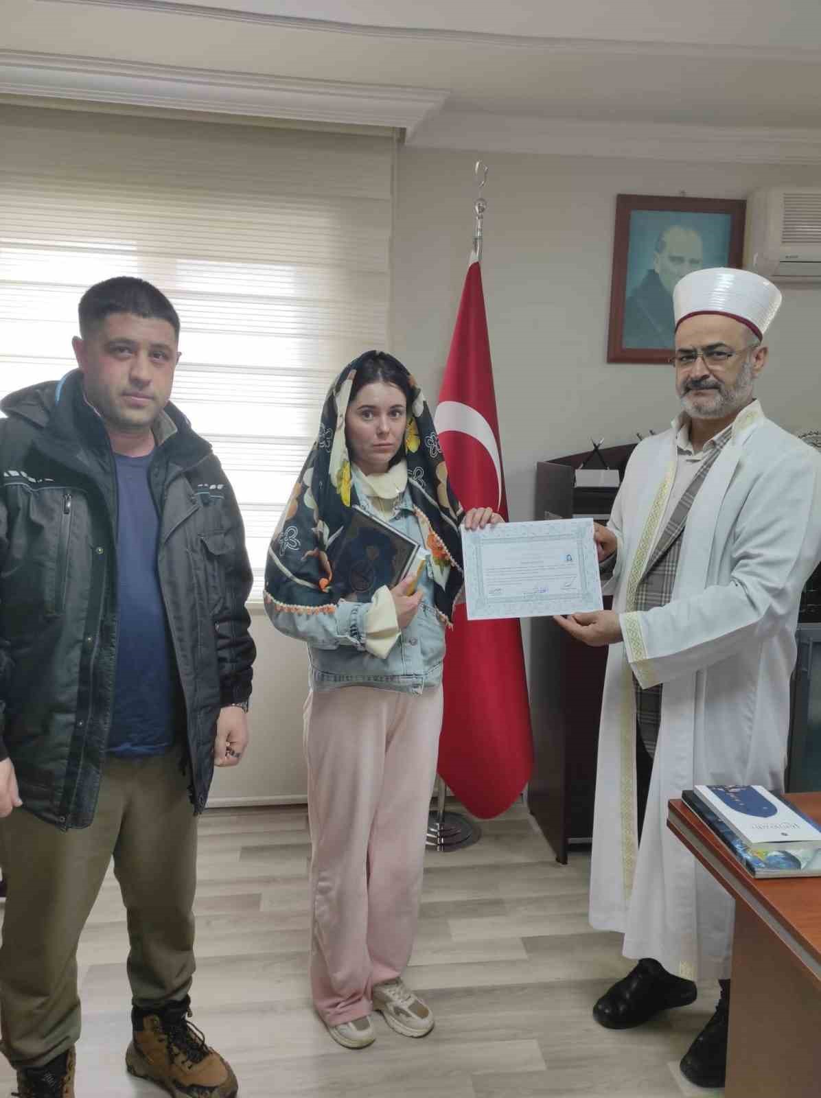 Viktoria müslüman oldu, Amine ismini aldı
