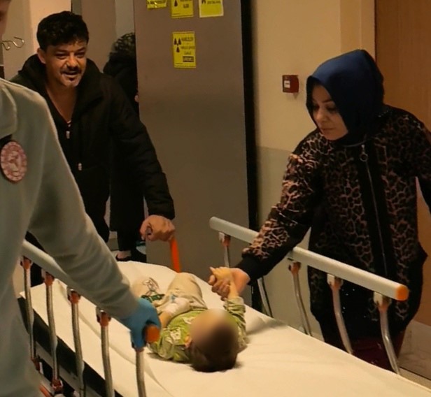 Villanın merdivenlerden düşen 1 yaşındaki çocuk ağır yaralandı
