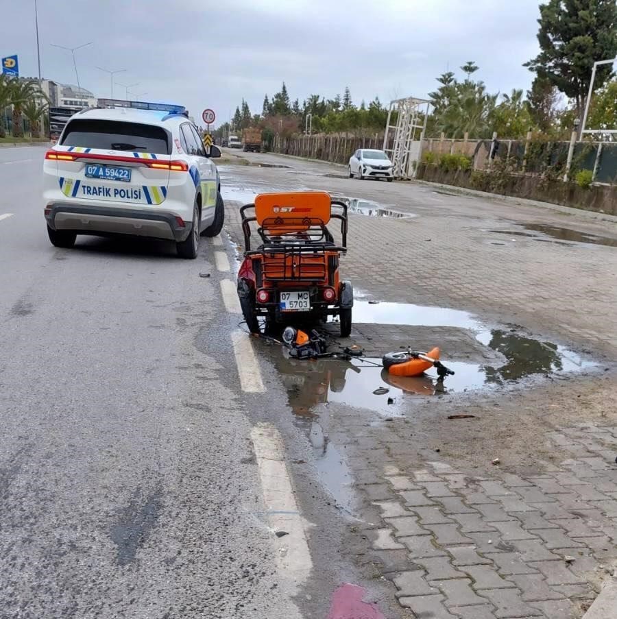 Vinçle çarpışan elektrikli motosikletin Rus uyruklu sürücüsü hayatını kaybetti
