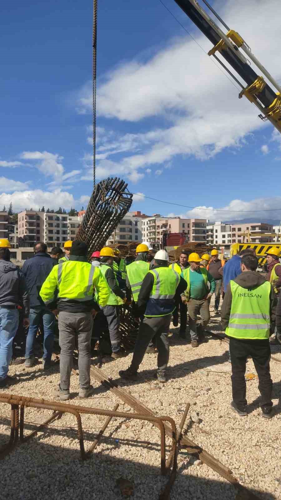 Vinçten düşen demir kolunun altında kalan işçi yaralandı
