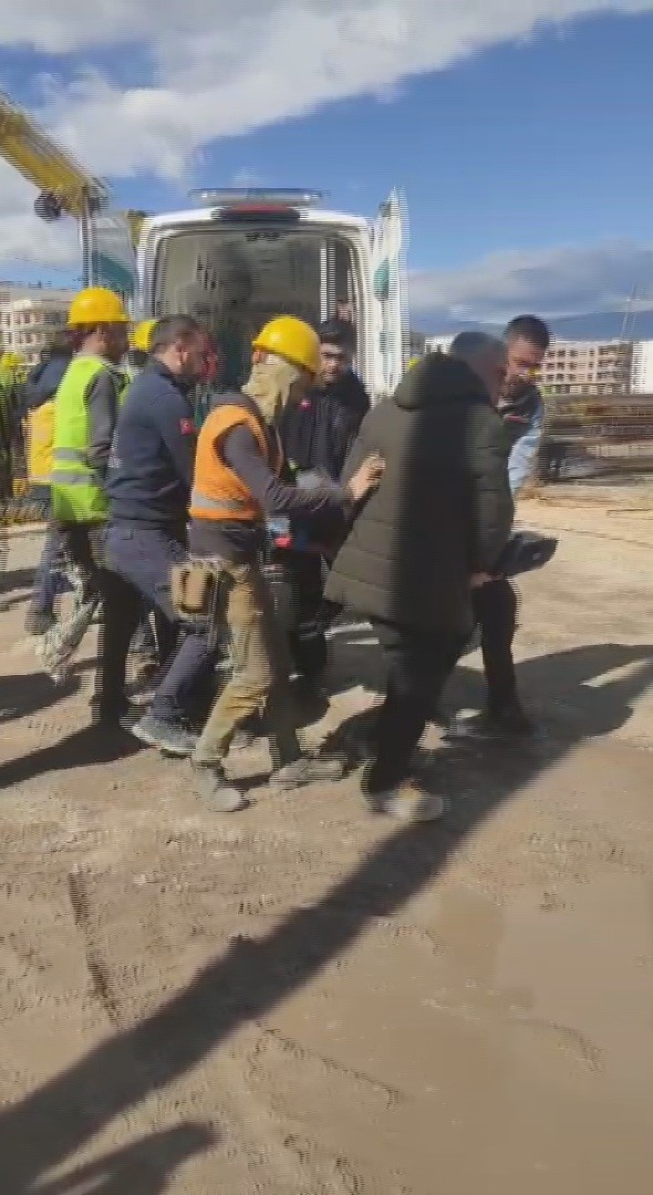 Vinçten düşen demir kolunun altında kalan işçi yaralandı
