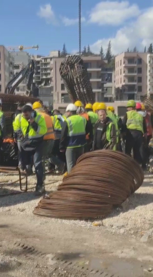 Vinçten düşen demir kolunun altında kalan işçi yaralandı

