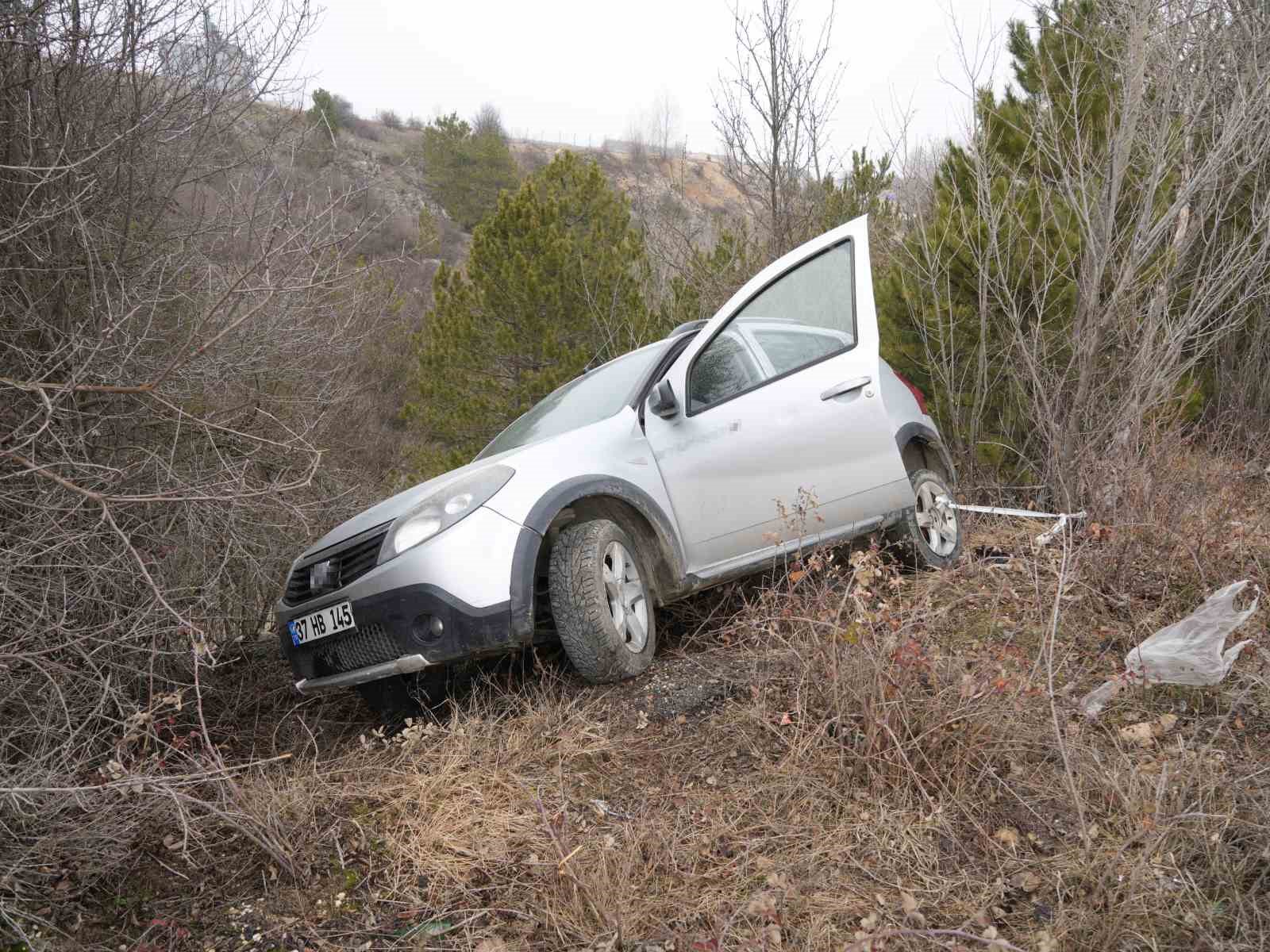 Virajı alamayan otomobil ağaçlara çarparak durabildi: 3 yaralı
