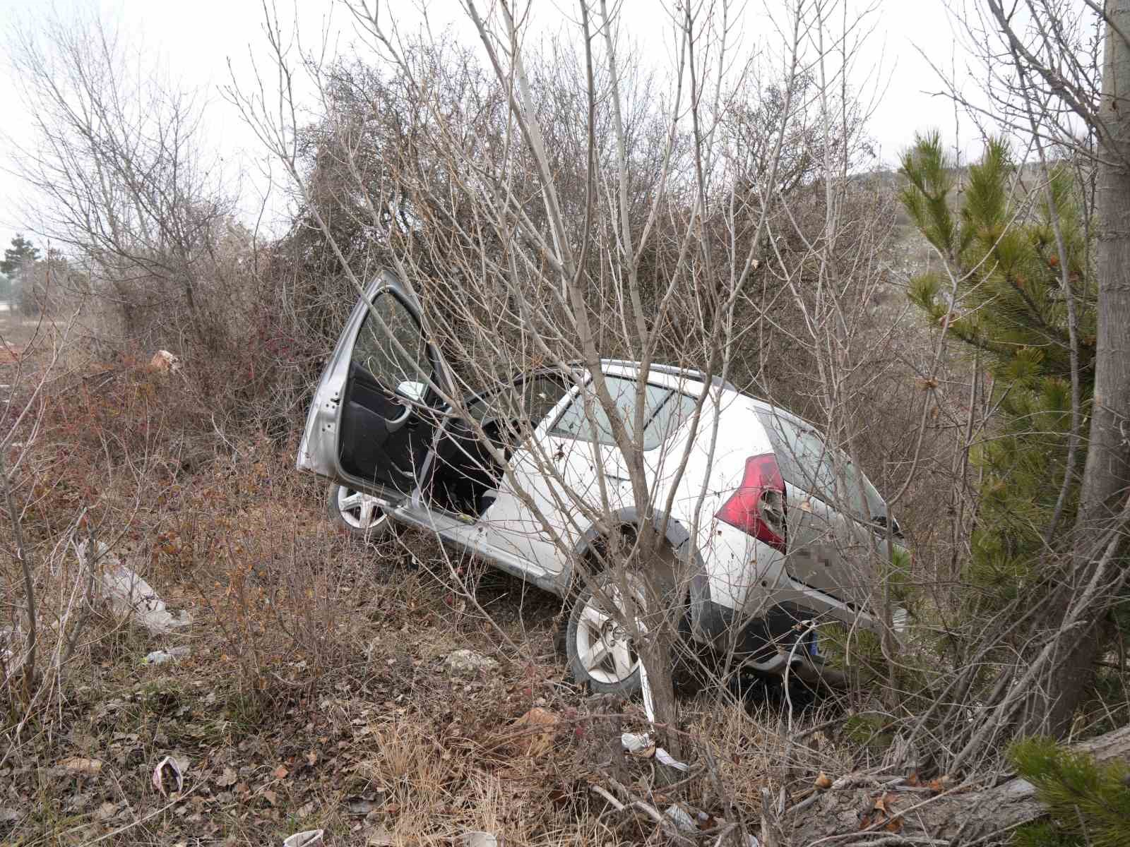Virajı alamayan otomobil ağaçlara çarparak durabildi: 3 yaralı
