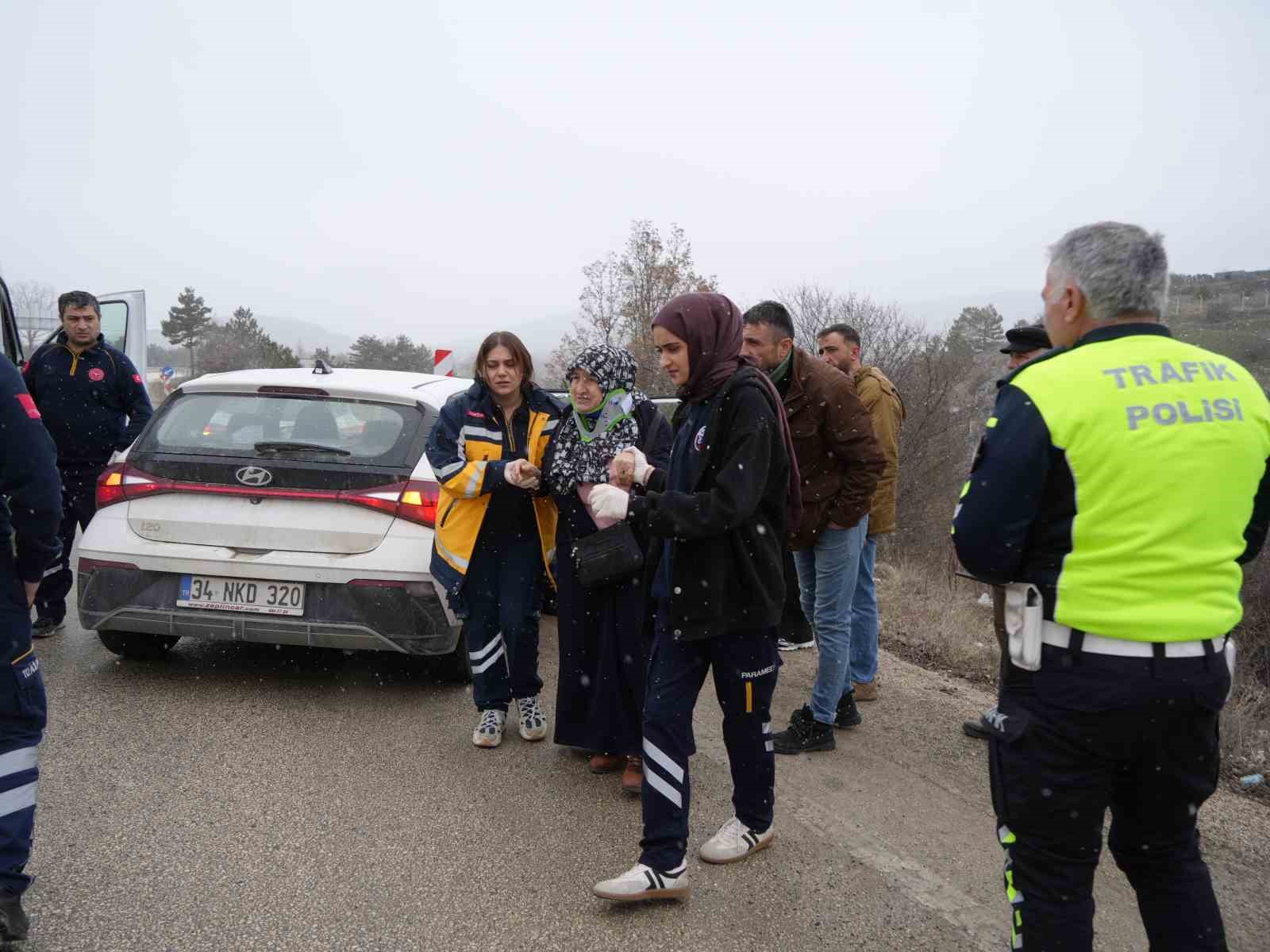 Virajı alamayan otomobil ağaçlara çarparak durabildi: 3 yaralı
