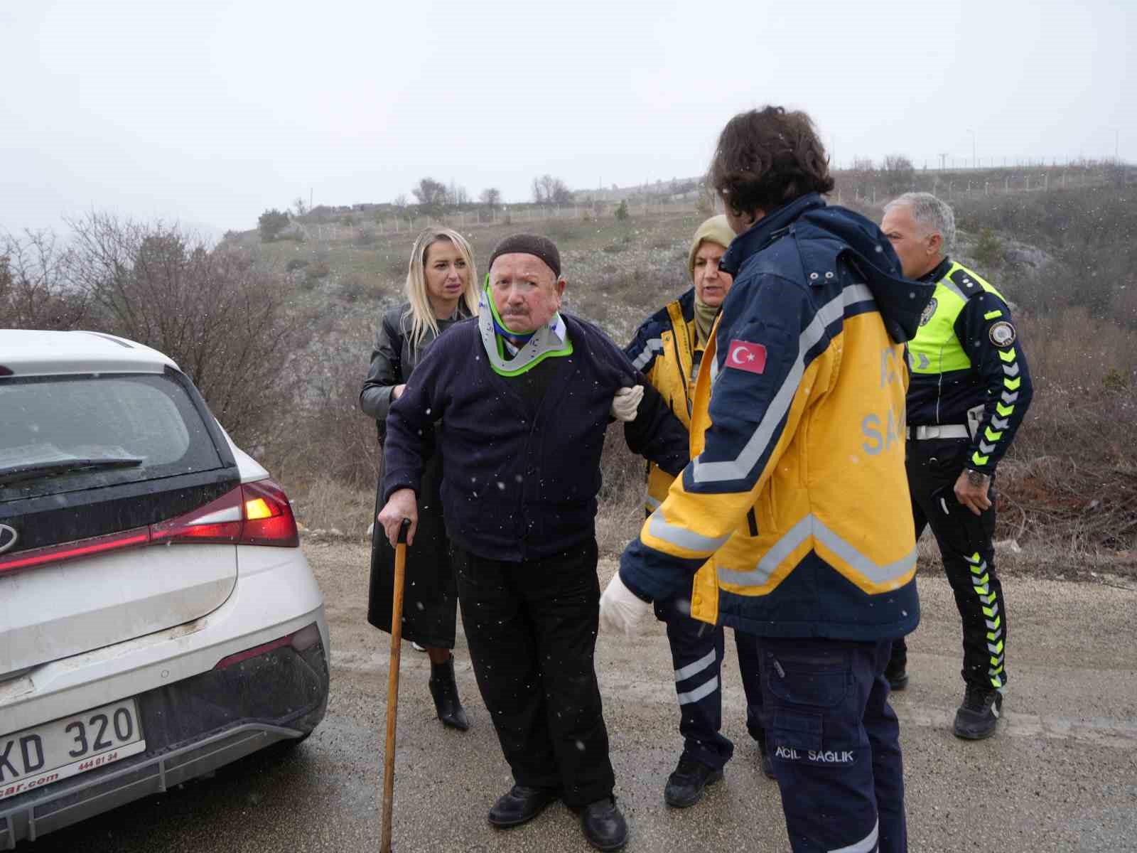 Virajı alamayan otomobil ağaçlara çarparak durabildi: 3 yaralı
