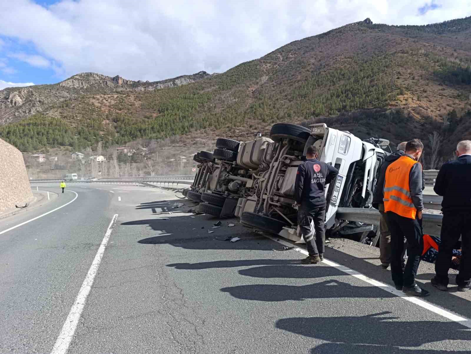 Virajı alamayan tır bariyerlere saplandı: Sürücü yaralandı
