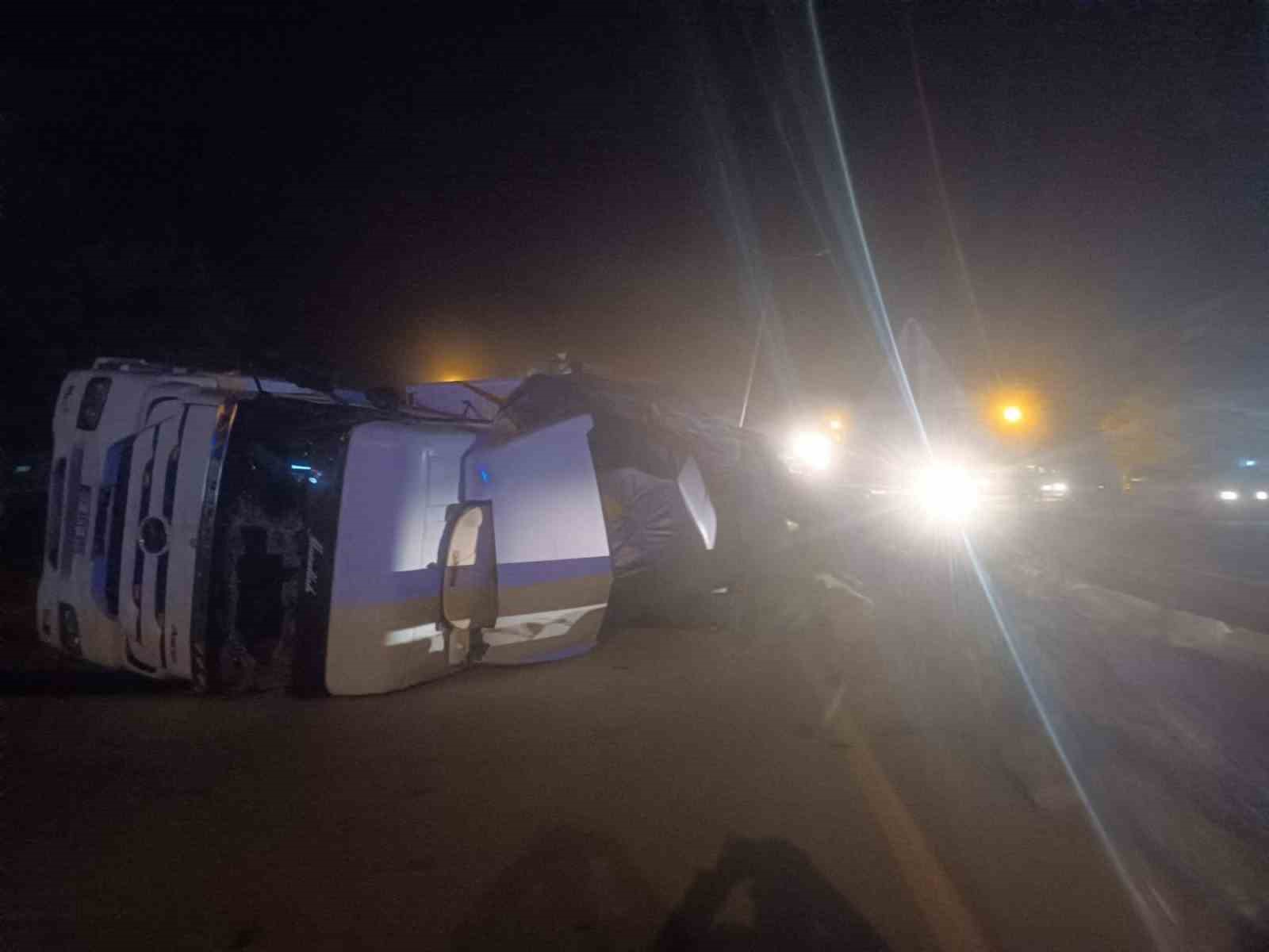 Virajı alamayan tır devrildi saman balyaları yola saçıldı: 1 yaralı
