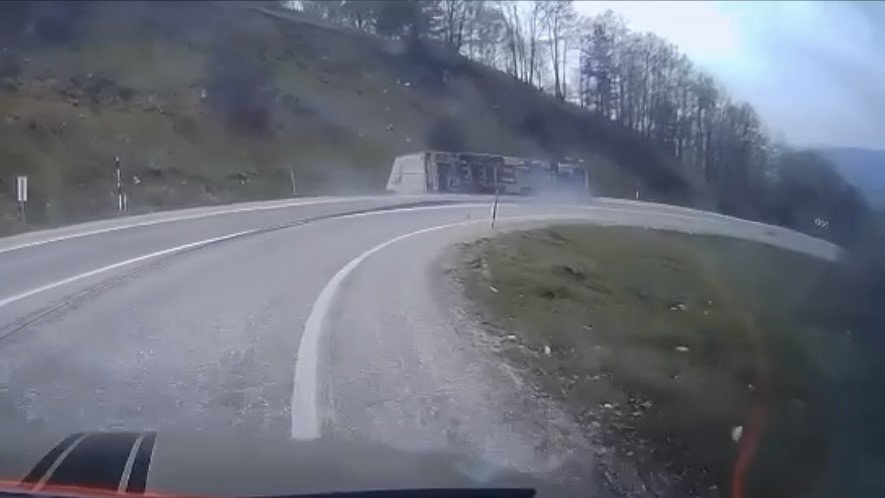Virajı alamayan tır devrildi, sürücü yaralandı: Kaza anı kamerada
