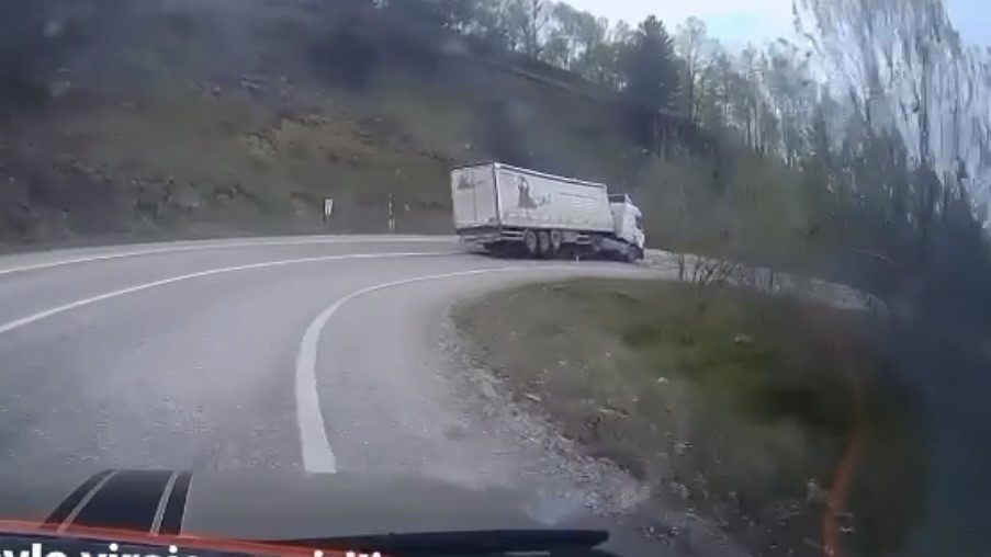Virajı alamayan tır devrildi, sürücü yaralandı: Kaza anı kamerada
