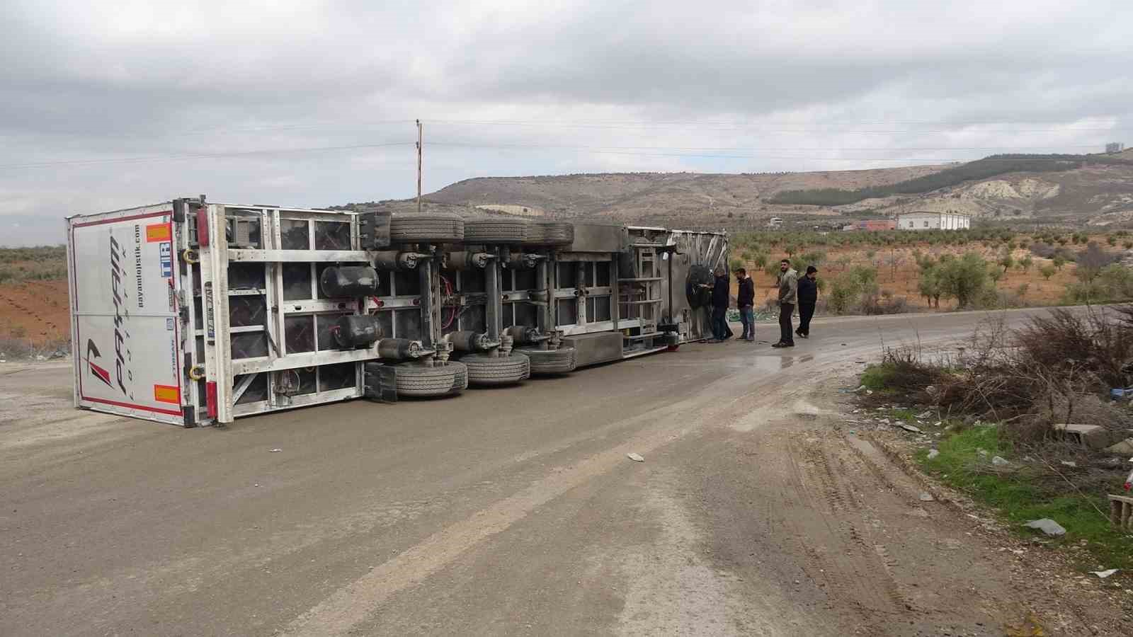 Virajı alamayan tır yan yattı
