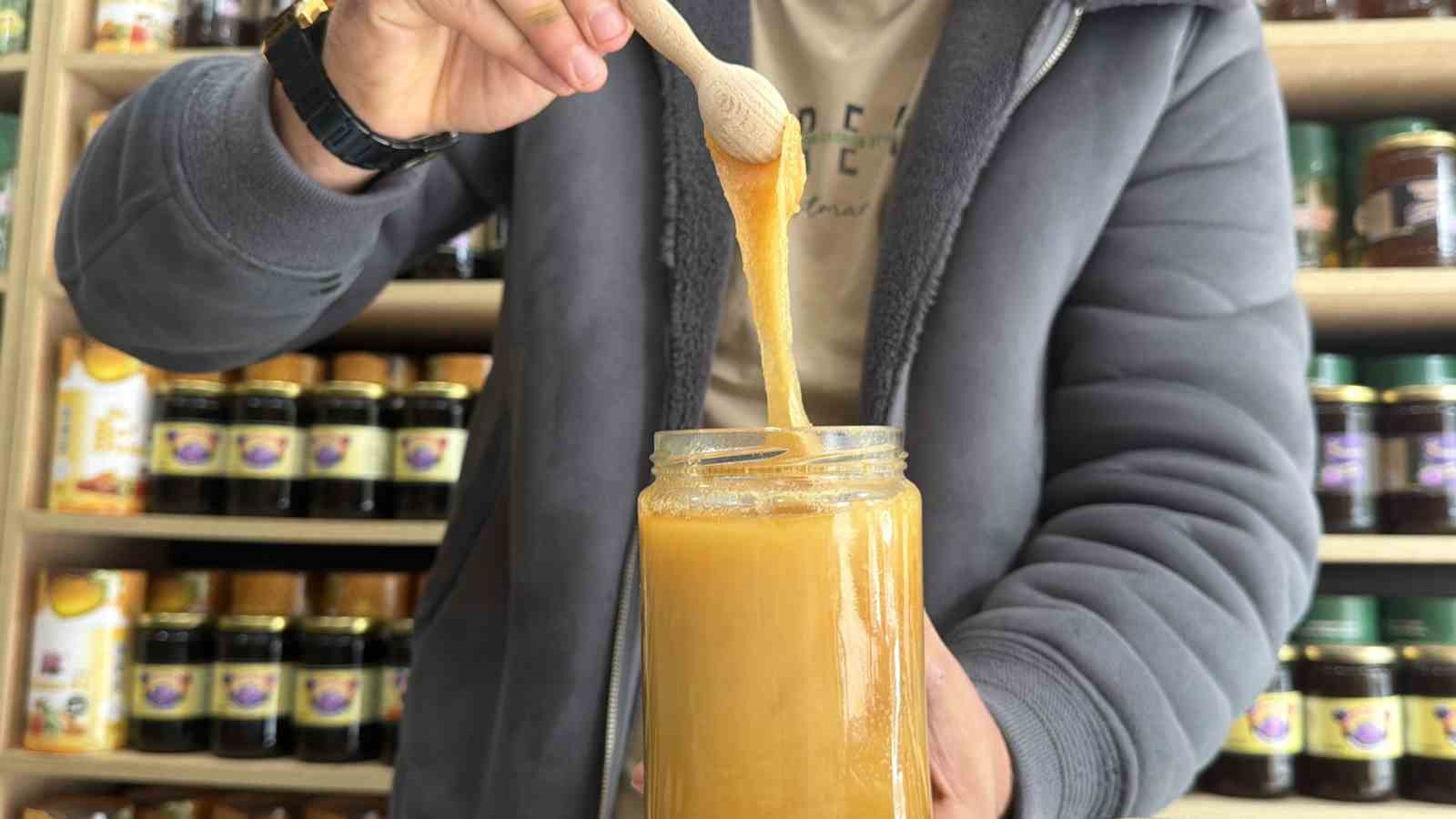 Viral olan ayı, satışları katladı: Balcı dükkanının başköşesine ’bayılan ayı’ dekoru yerleşti
