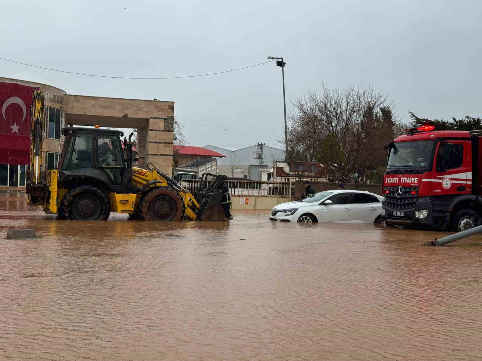 Viranşehir’de aşırı yağış sele neden oldu: 9 kişilik aile kurtarıldı
