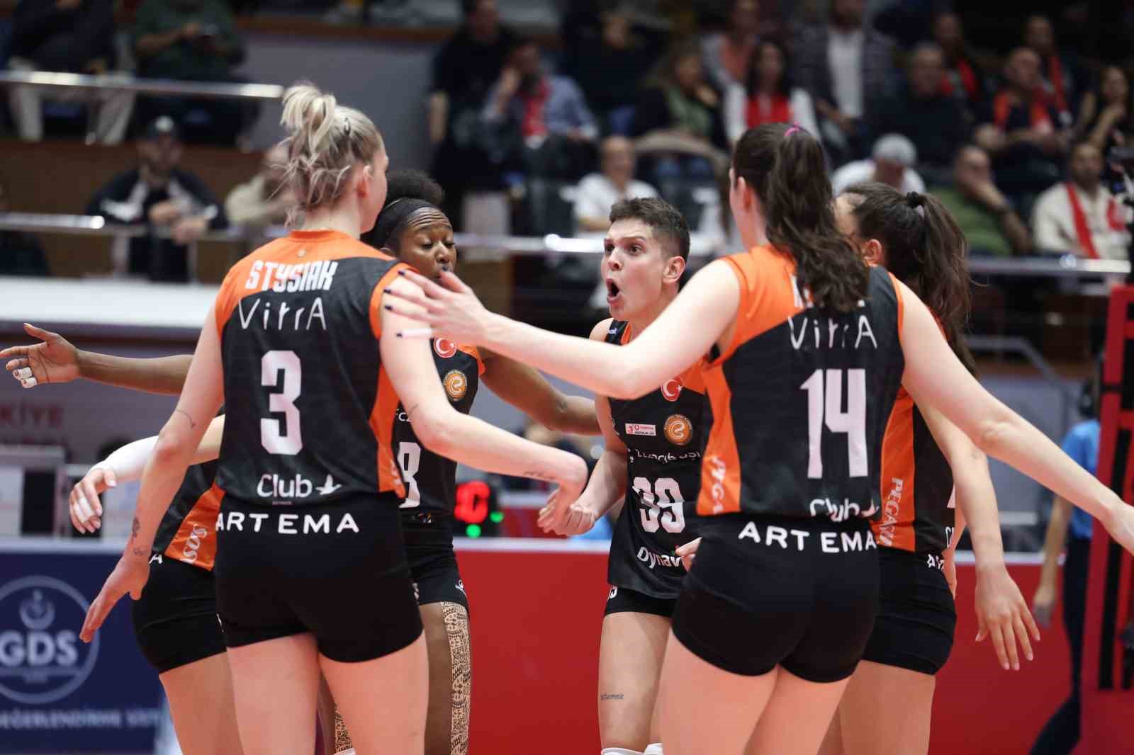 Vodafone Sultanlar Ligi: Aras Kargo: 3 - Eczacıbaşı Dynavit: 2
