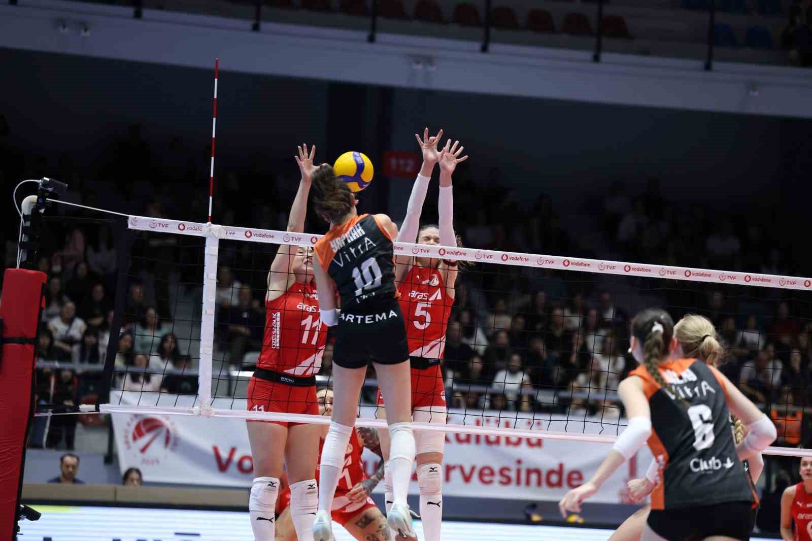 Vodafone Sultanlar Ligi: Aras Kargo: 3 - Eczacıbaşı Dynavit: 2
