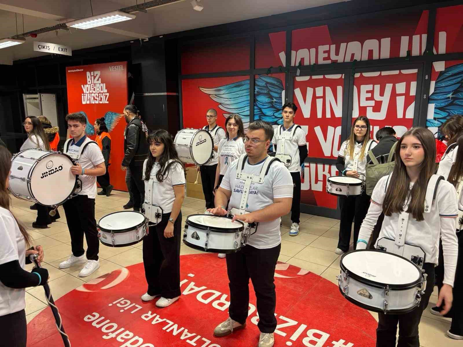 Voleybol maçında anlamlı çağrı: Rahim ağzı kanserine karşı tribünler konuştu
