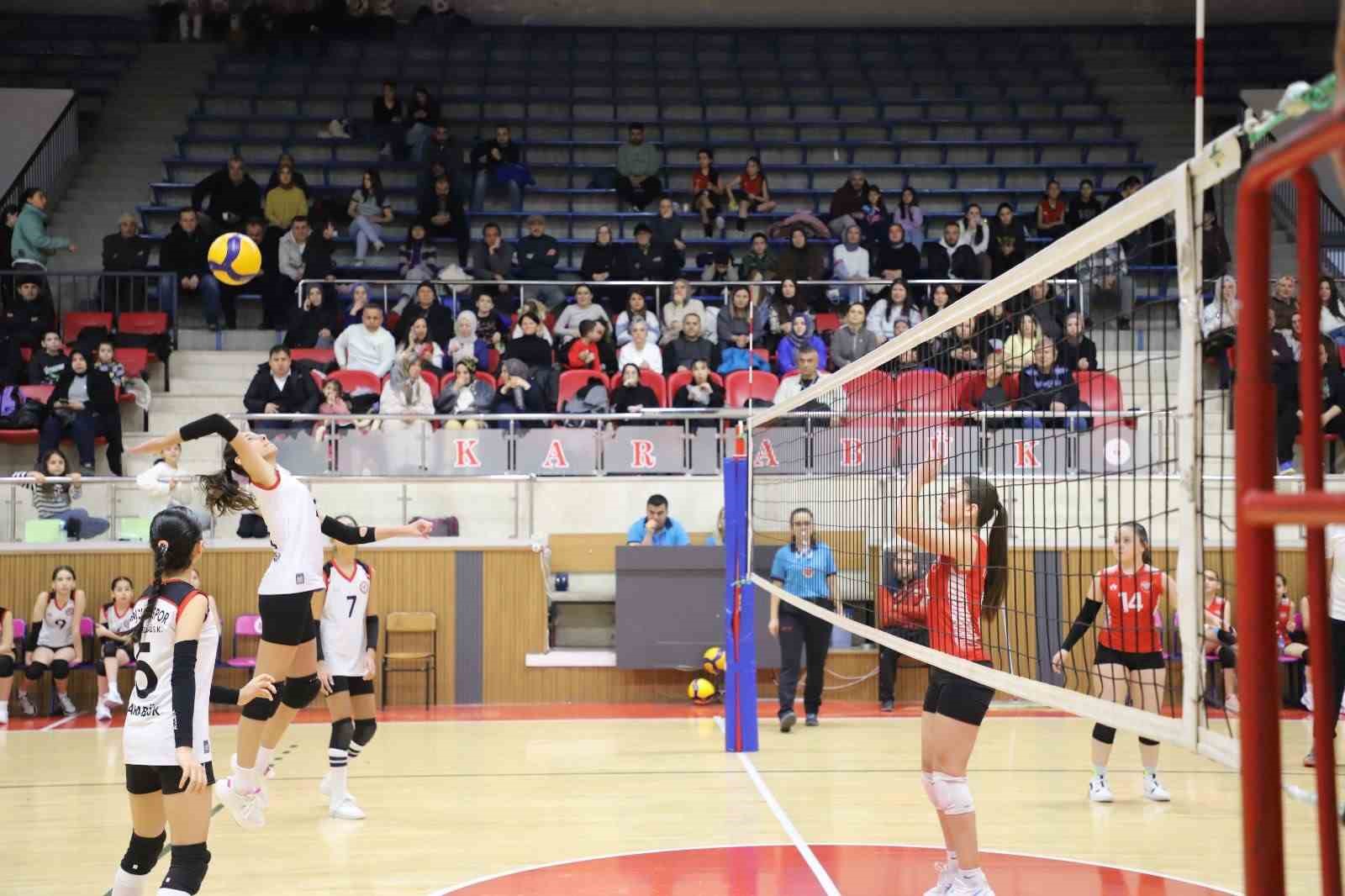 Voleybol Midi Kızlar İl Birinciliği müsabakaları sona erdi
