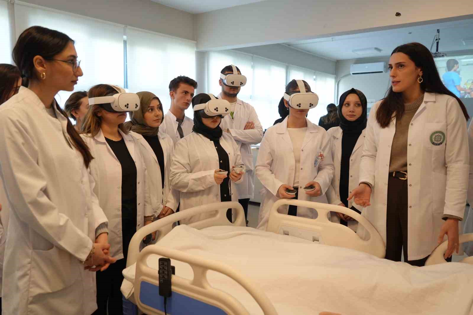 VR gözlüğü takıp damar yolunu 3 boyutlu buluyorlar
