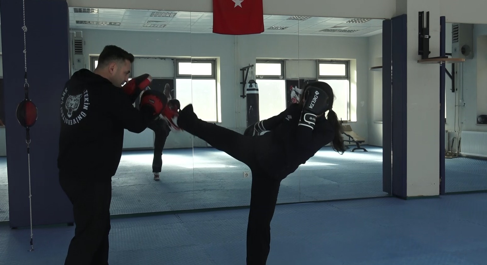 Vücut geliştirmek için gittiği salonda kick boksla tanıştı, 5 ay sonra Ünilig’de 3. oldu
