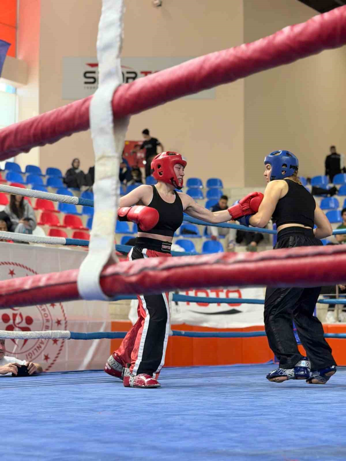 Vücut geliştirmek için gittiği salonda kick boksla tanıştı, 5 ay sonra Ünilig’de 3. oldu
