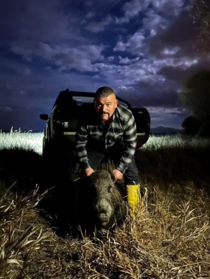 Yaban domuzunu elleriyle yakaladı
