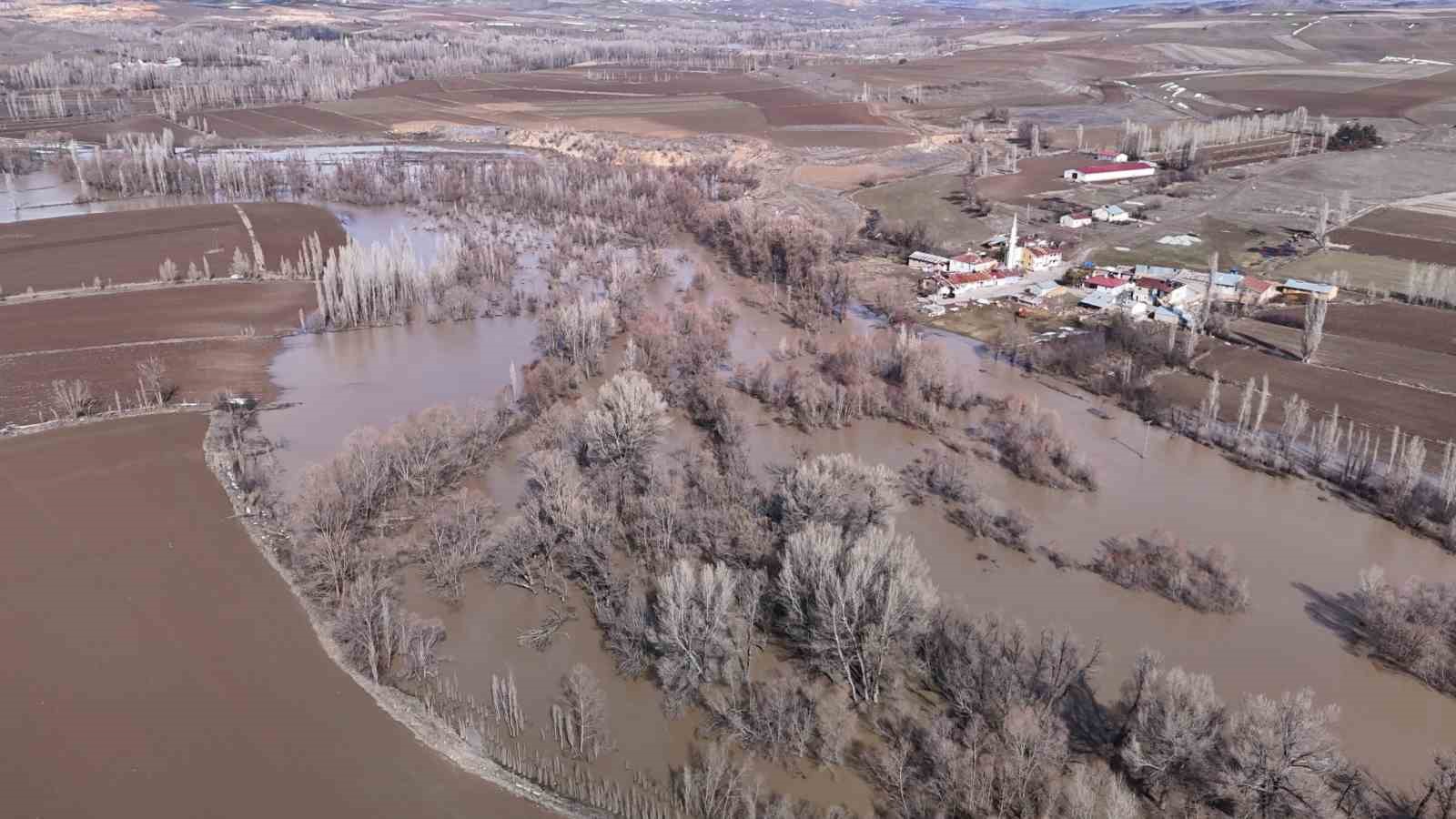Yağan kar eridi, çiftçilerin yüzü güldü
Yağan kar eridi, çiftçilerin yüzü güldü