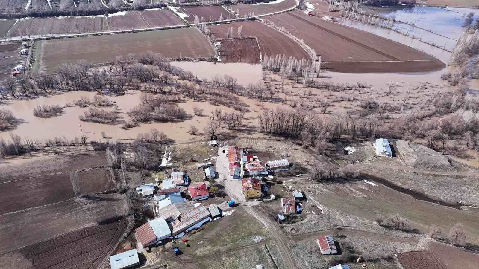 Yağan kar eridi, çiftçilerin yüzü güldü
Yağan kar eridi, çiftçilerin yüzü güldü