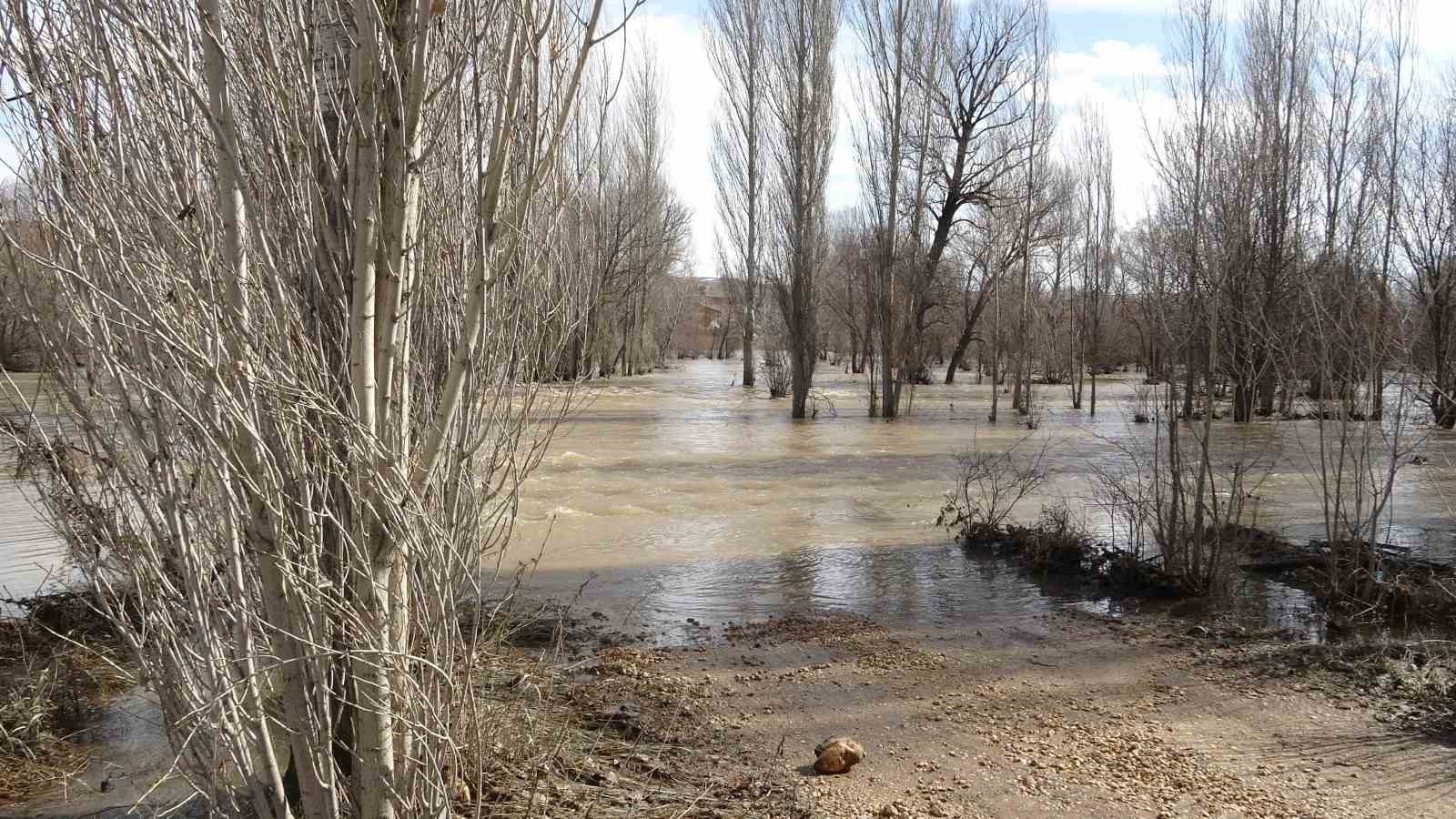 Yağan kar eridi, çiftçilerin yüzü güldü
Yağan kar eridi, çiftçilerin yüzü güldü