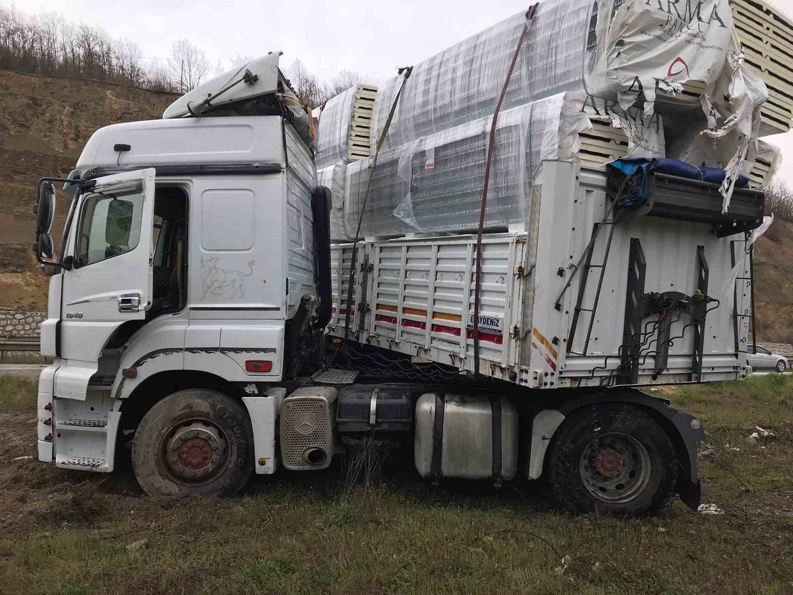 Yağış nedeniyle kayan tır yoldan çıktı
