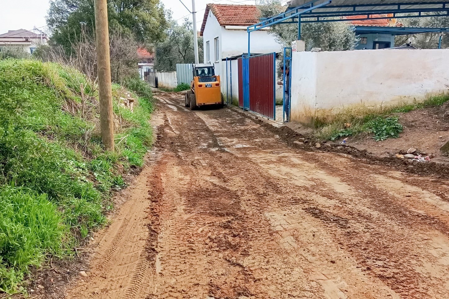 Yağış sonrası belediye ekipleri sahaya indi
