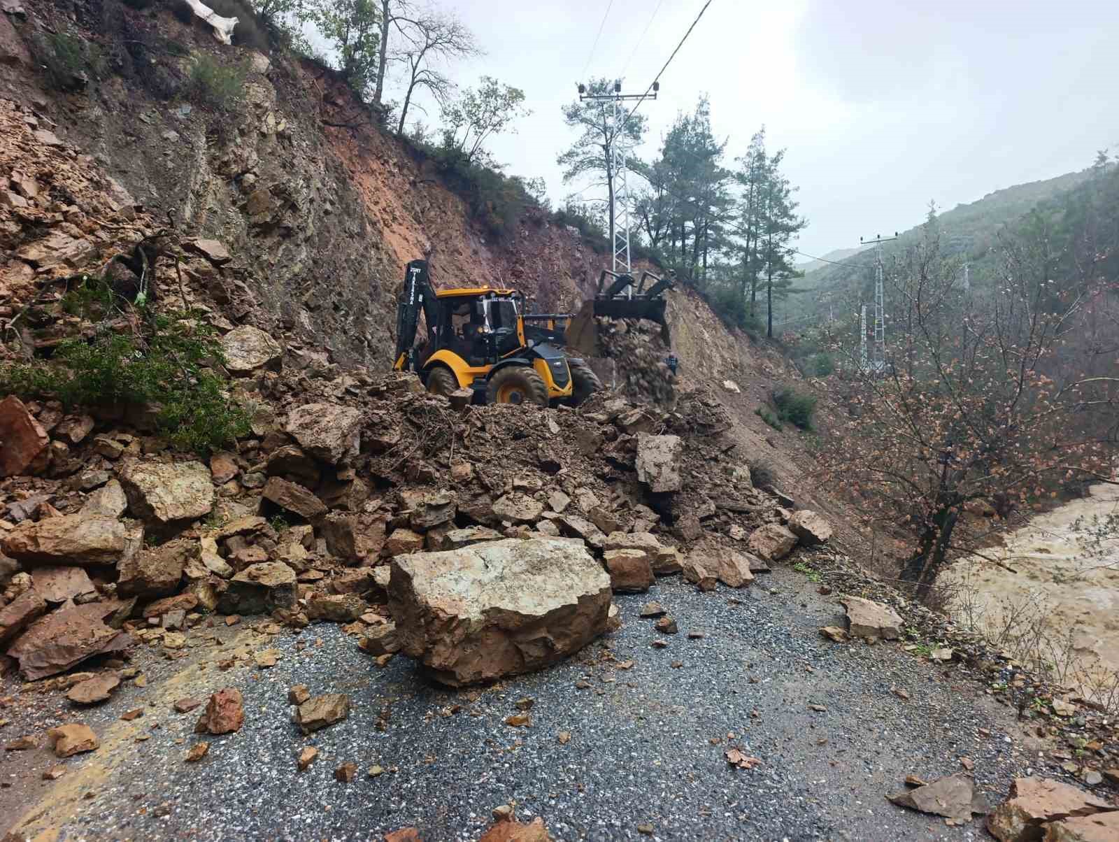 Yağış sonrası bozulan yollar onarılıyor
Yağış sonrası bozulan yollar onarılıyor