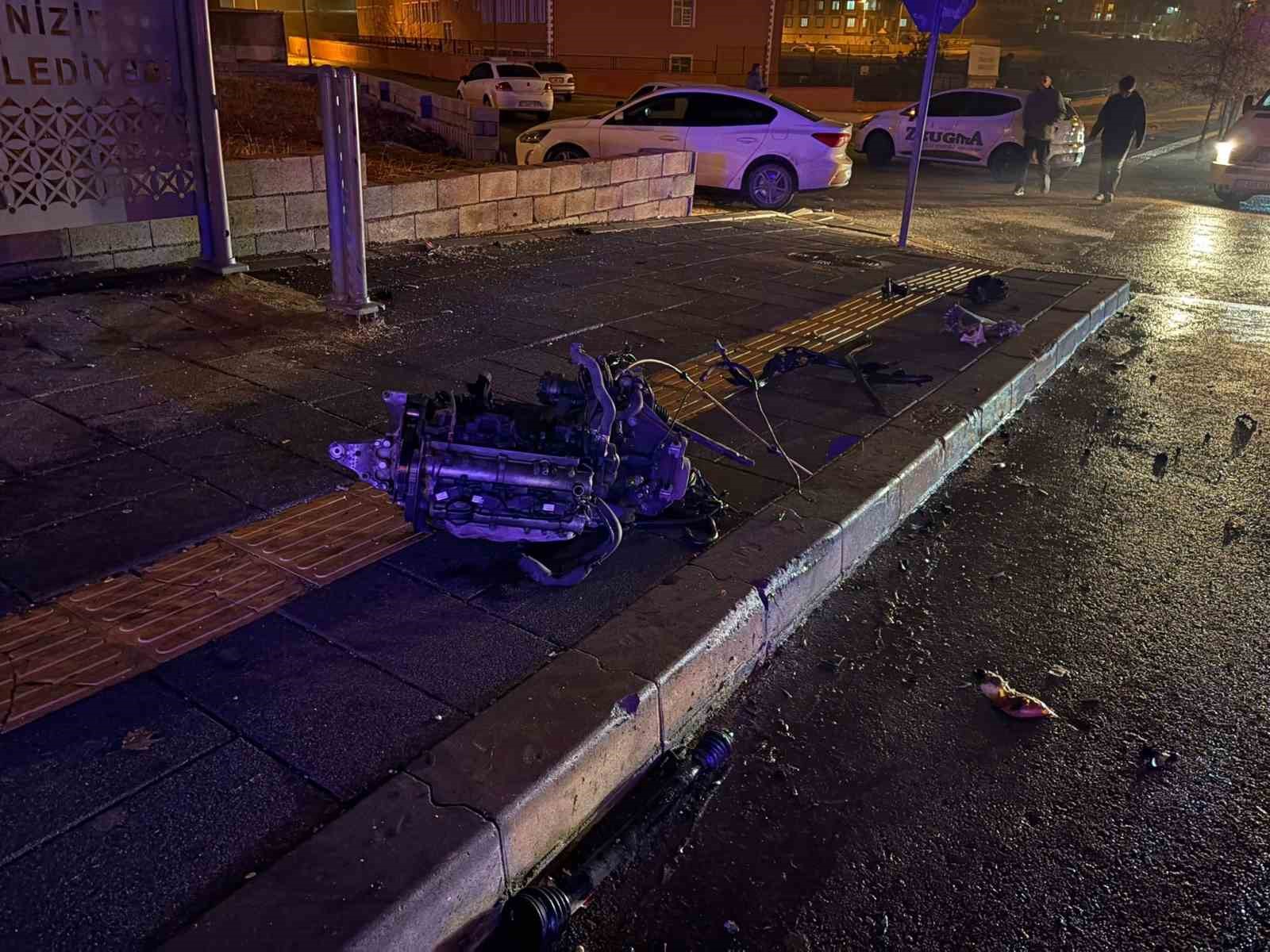 Yağış sonrası çöken yol kazaya neden oldu: 3 yaralı
